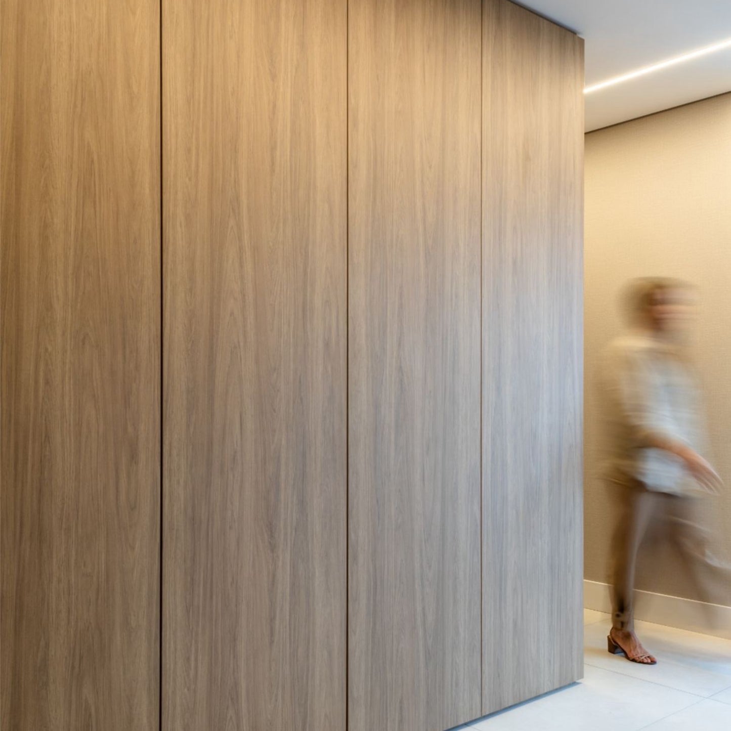 Akustischer Monolith aus Holz | Walnuss-Eiche
