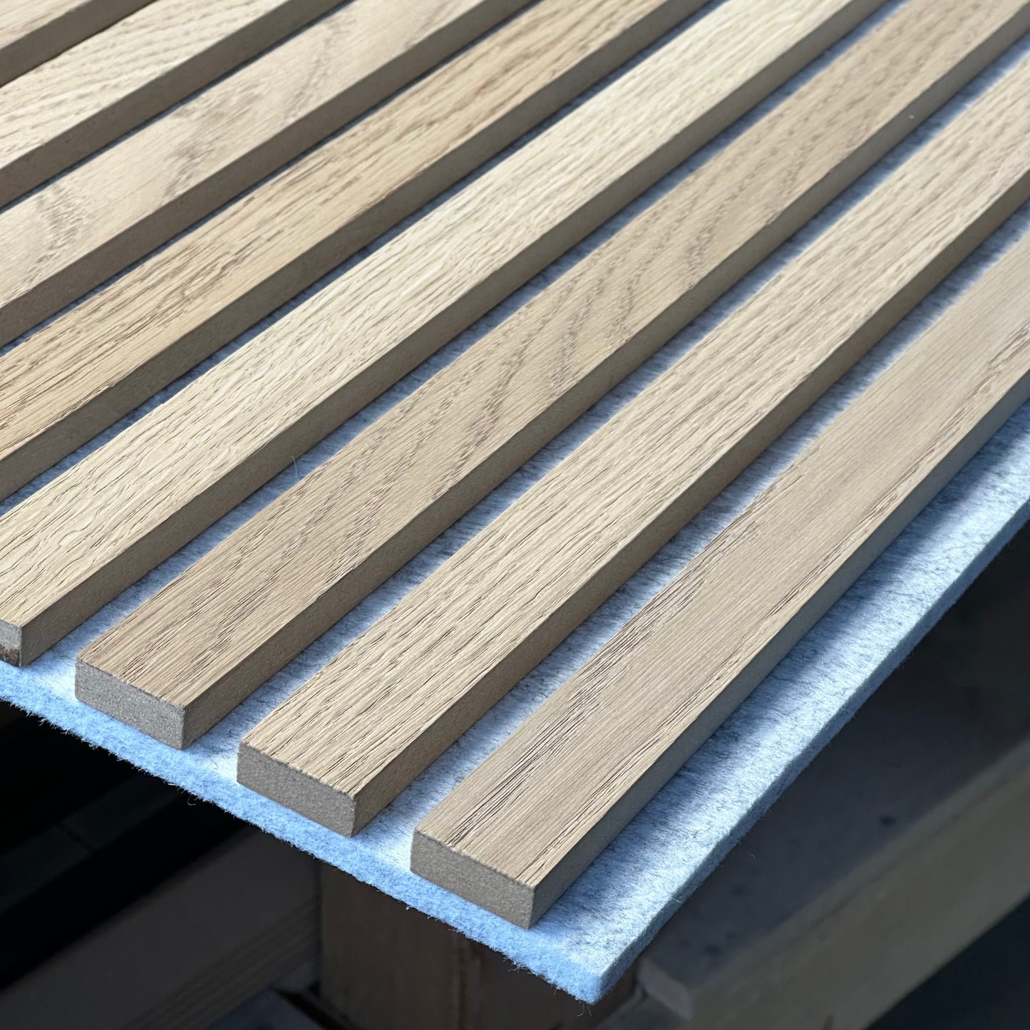 Akustiklamellen aus Holz | Helle Eiche mit grauem Filz