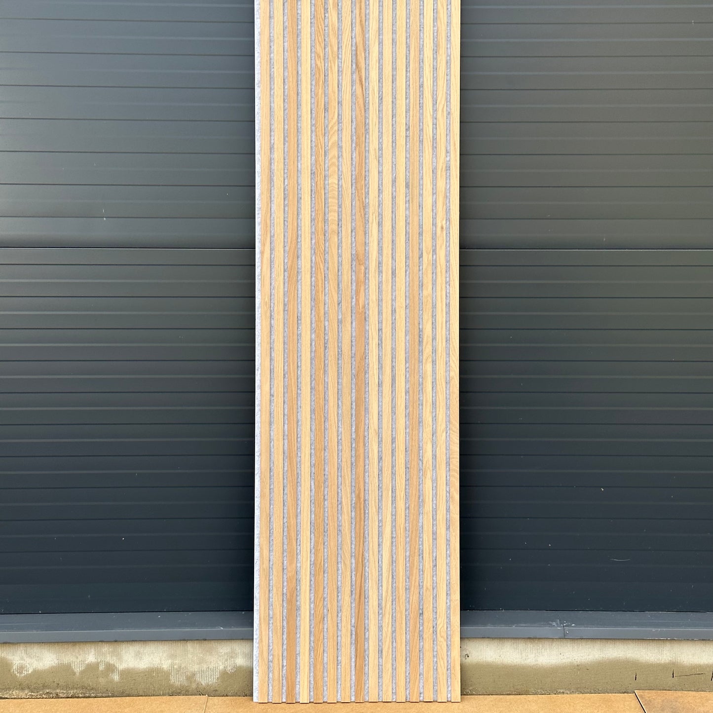 Akustiklamellen aus Holz | Helle Eiche mit grauem Filz