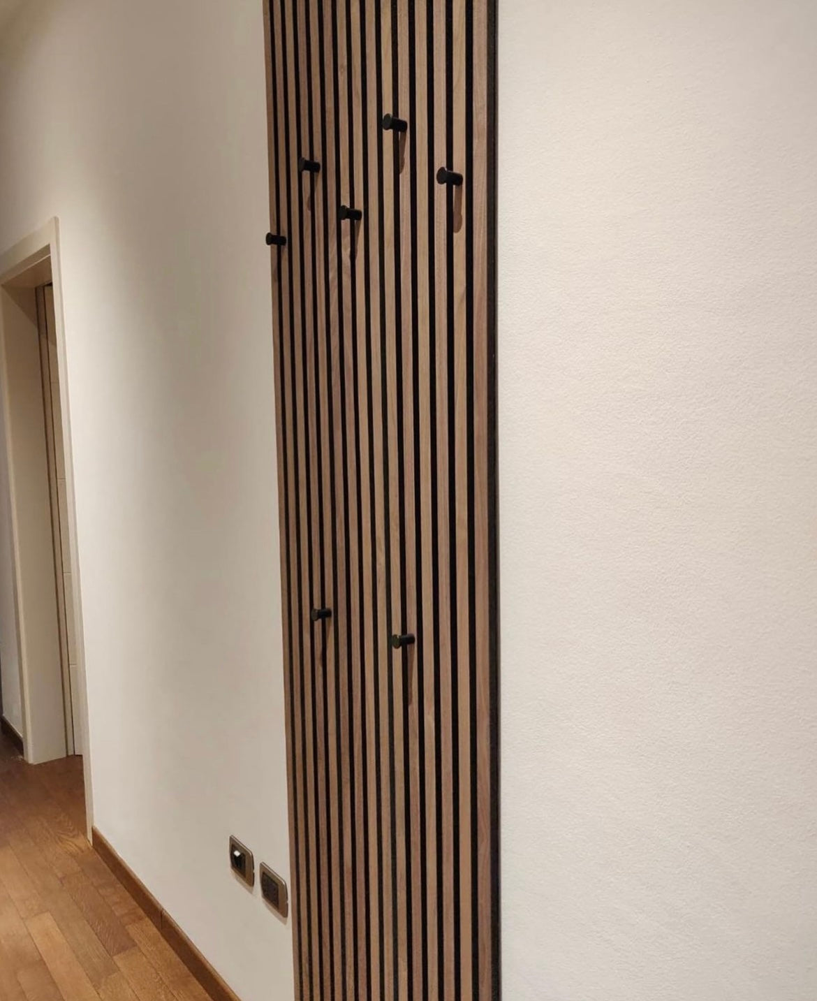 Appendiabiti da parete in legno, appendiabiti da parete per corridoio, idee da  parete e soggiorno, appendiabiti moderno, stile minimalista (scuro) :  : Casa e cucina